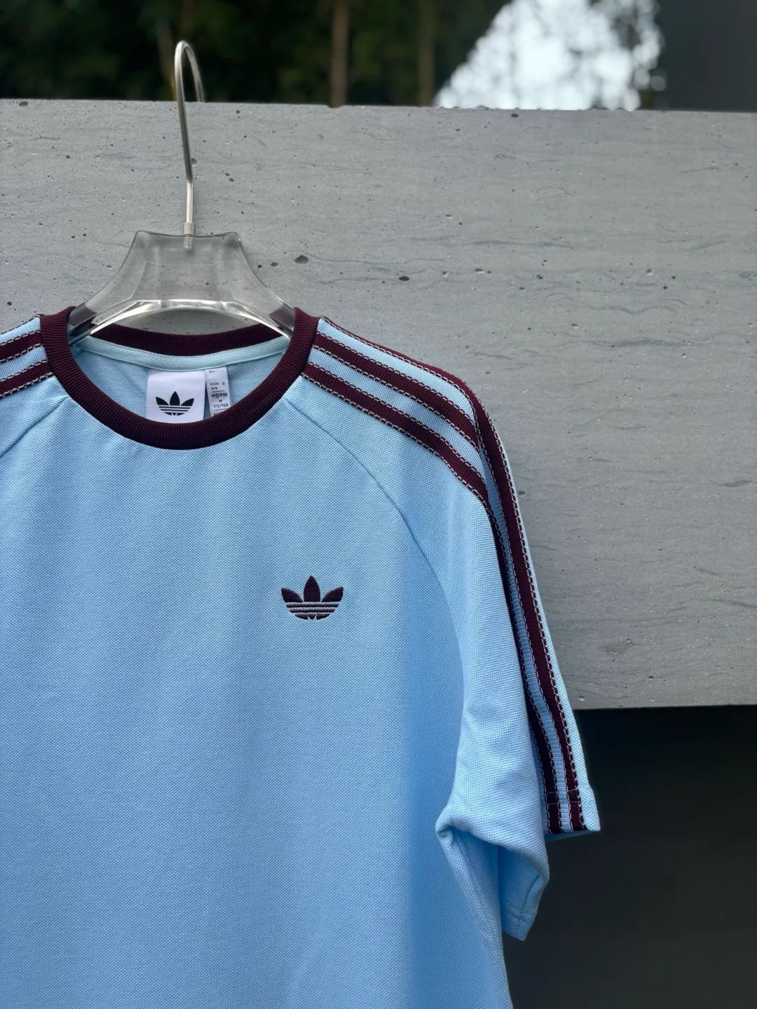 𝟬𝟱𝟬𝟰𝟯# Exclusive real shot/difference between various stolen pictures and online picture versions on the market [𝗔𝗗𝗜𝗗𝗔𝗦 Adidas Clover Classic Raglan Round Neck Couple Style Short Sleeves]👭Who knows! I was very impressed by these two pieces from Adidas ✨Classic raglan sleeves + three stripes on the side, directly welding the 𝟵𝟬𝘀American Retro on the body. ✅Full set of 1:1 customized accessories ➕Customized three-label ➕𝗬𝘂𝗮𝗻 version hang tag ➕𝗹𝗼𝗴𝗼 packaging bag 🔥 ➕Scan the QR code of the tag to enter the official website. ✅The top Original version, ins Xiaohongshu, Kuaishou, and many bloggers wear it. ▫️[Comfortable fabric] Selected pique fabric, skin-friendly and breathable, the upper body is soft and not sweaty, and there is no burden for daily wear ▫️[Versatile is not optional] Light Blue/Khaki are available in two colors. The raglan sleeves hide the flesh and make you look slimmer. You don’t have to choose your body shape or the outfit. It looks good when worn alone. It’s a couple style with eyes closed. ▫️[Full of details] Neat routing, fine workmanship, and clover-leaf prairie texture. It can be worn for daily commuting, going out on the street, and doing sports. ✅The soft and glutinous front-shoulder version hides the flesh to make you look slimmer without picking up your figure. The small label on the chest is low-key and textured/super feeling. I really want every piece𝗮𝗹𝗹𝗶𝗻! Size: 𝗦～𝗫𝗫𝗟 Color: Light Blue